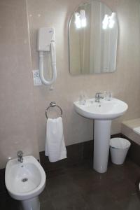 特鲁埃尔阿曼特斯德特鲁埃尔旅馆的一间带水槽、卫生间和镜子的浴室