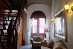 圣胡安旧圣胡安福塔雷萨套房酒店的带沙发和窗户的客厅