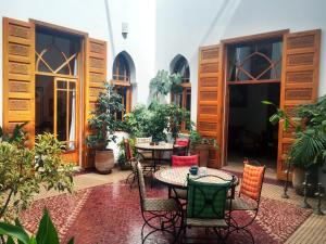 拉巴特瑞亚德大卡里玛酒店的一个带桌椅和植物的庭院