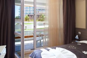 内塞伯尔Aparthotel Paradiso的客房设有一张床和一个美景阳台