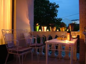 圣斯特凡诺斯Spiridoula apartments的晚上在庭院里摆放着桌椅