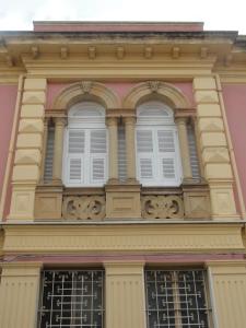 卡洛福泰Casa Tonina的粉红色的建筑,有两个白色的窗户