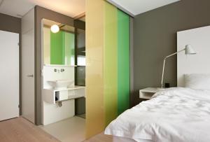 拉格斯索思丽餐厅酒店的卧室配有水槽和镜子