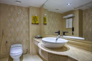 达卡孟加尔蓝莓酒店的浴室配有盥洗盆、卫生间和浴缸。
