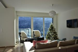 施库尔Panorama Lodge的客厅配有圣诞树和沙发