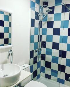阿维拉复古旅馆的浴室配有卫生间、盥洗盆和淋浴。