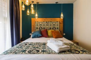 马萨尔福恩姆瑞拉生活住宿加早餐旅馆的一间卧室配有带色彩缤纷枕头的床。