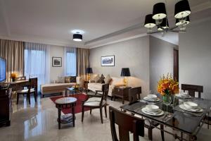 新加坡远东酒店集团乌节路公园套房酒店的客厅设有用餐和客厅。