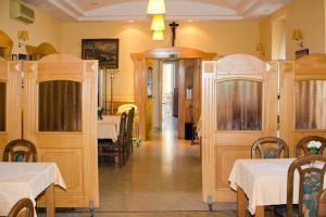 森图尔Guest house Bohorč的一间带2张桌子的餐厅和一间用餐室