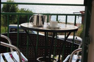 康斯坦察维拉弗拉维亚住宿加早餐旅馆的茶壶和阳台上的茶几