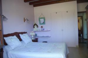 Saint-Jean-le-Vieux艾斯彭德玛丽珍妮住宿加早餐旅馆的卧室配有白色的床和衣柜。