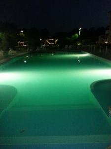 Licciana NardiResidence Le Fontane的一座晚上点亮的大型游泳池