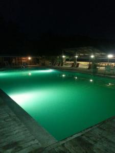Licciana NardiResidence Le Fontane的游泳池在晚上点亮