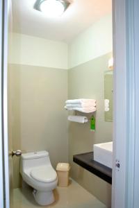 皮乌拉Intiotel Piura的浴室配有白色卫生间和盥洗盆。