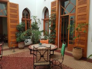 拉巴特瑞亚德大卡里玛酒店的庭院配有桌椅和植物