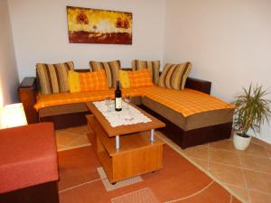 布德瓦Apartments Ilinka的客厅配有两张沙发和一张桌子