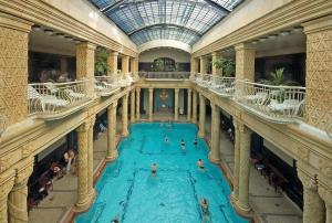 布达佩斯布达公寓式酒店内部或周边的泳池