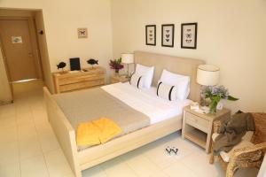 希萨勒尼Golden Key Hisaronu的卧室配有一张带白色床单和枕头的大床。