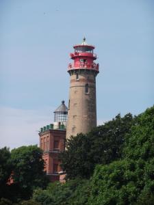 PutgartenFerienwohnung auf Rügen ganz oben的一座灯塔,位于一座建筑的顶部