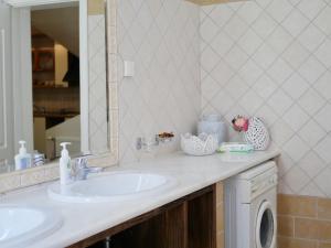 塞沃塔Villa Victoria Boutique Apartments的浴室设有2个水槽和镜子
