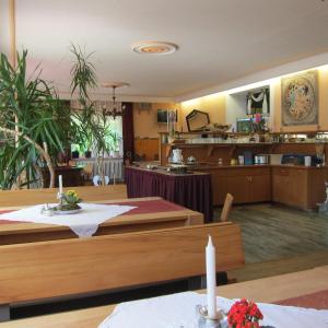 Hotel Sonnleitn餐厅或其他用餐的地方