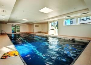 黄金海岸太平洋景度假酒店的一座蓝色水的大型游泳池