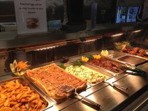 卡拉萨卡拉萨TWA公寓式酒店的包含多种不同食物的自助餐