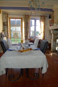 CiranChambre d'hote Le sablonnet的餐桌上配有白色桌布
