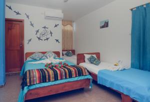 阿约拉港Costa Del Sol的墙上有鸟的房间的两张床