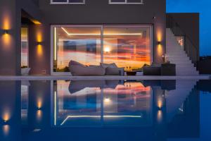皮吉White Grace - A Seductive World of Luxury的客厅设有沙发,毗邻游泳池