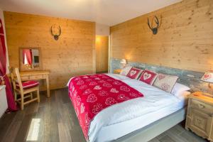 安塞热迷人的珀斯特酒店的一间卧室设有一张床和木墙