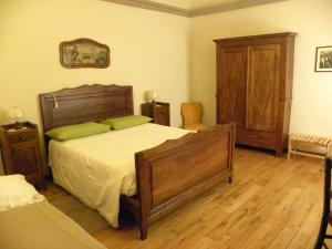 SanfrontB&B Il Mulino的一间卧室设有一张大床,铺有木地板。