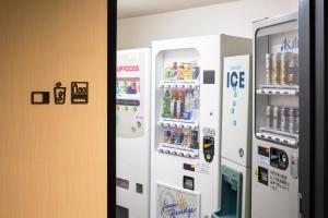 立川市MYSTAYS 立川酒店的客房内的2台饮料自动售货机