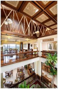 邦劳亚摩瑞拉度假村的客厅享有高空美景,设有木制天花板