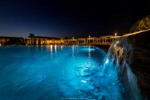 锡拉库扎Hotel Casale Milocca的一座带瀑布的大型游泳池