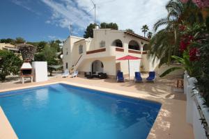 莫莱拉Miquel - pretty holiday property with garden and private pool in Moraira的房屋前的游泳池