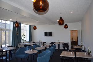 Jægerspris芬霍住宿加早餐旅馆的用餐室配有桌椅和灯光