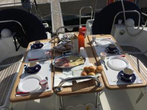 斯培西亚麦迪逊风帆船屋的船上的餐桌,上面有食物盘