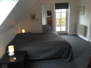 HavndalKondrupgaard的一间卧室设有一张床和一个窗口
