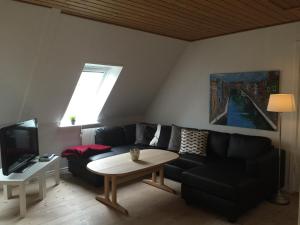 HavndalKondrupgaard的客厅配有黑色沙发和桌子