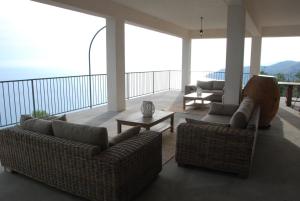 皮肖塔Santo Mercurio Country House的阳台设有带沙发和桌子的客厅