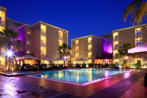 阿可贺巴布杜尔花园度假酒店的晚上在酒店前面的一个游泳池