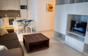 布德瓦Apartments Belmont Becici的客厅配有沙发和桌子