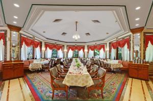 奥兰加巴德Ambassador Ajanta Hotel, Aurangabad的一间带长桌和椅子的用餐室