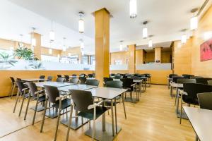 萨拉戈萨YIT萨拉戈萨酒店的用餐室配有桌椅