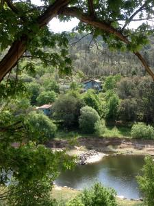 塔布阿Quinta da Lontra的池塘的景色,房子在后面