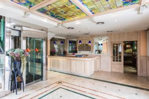 布尔戈斯阿索弗拉酒店的厨房设有彩色玻璃天花板