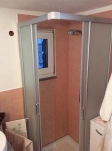 IssogneChez Sylvie Vda-Issogne-001的浴室里设有玻璃门淋浴