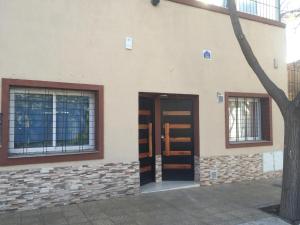 门多萨恩特雷里奥斯奥利沃斯公寓的一座带门和两扇窗户的建筑