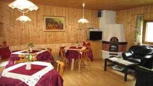 卢松Ferienhaus-Grünfelder的客厅配有2张桌子和炉灶
